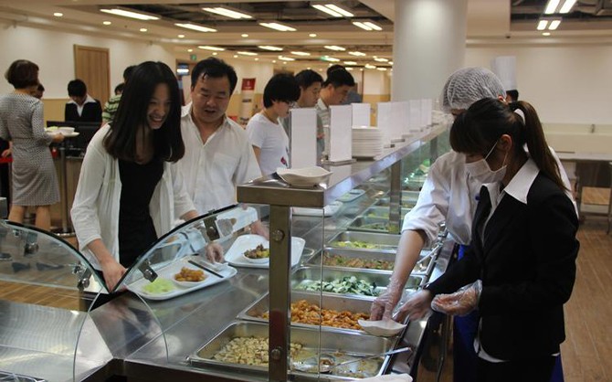 醫(yī)院內(nèi)部職工食堂用餐環(huán)境圖片