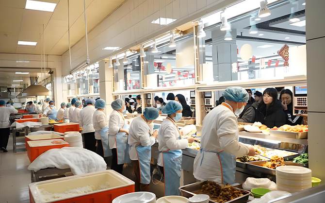 當地學校食堂開餐現場圖片