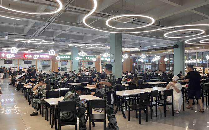 當(dāng)?shù)馗叨藢懽謽秋執(zhí)铆h(huán)境優(yōu)美,開餐現(xiàn)場人氣爆滿圖片